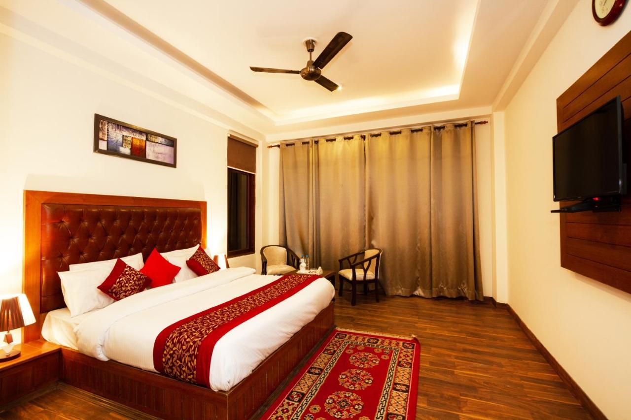 The Spruce Mansion Hotell Manāli Eksteriør bilde