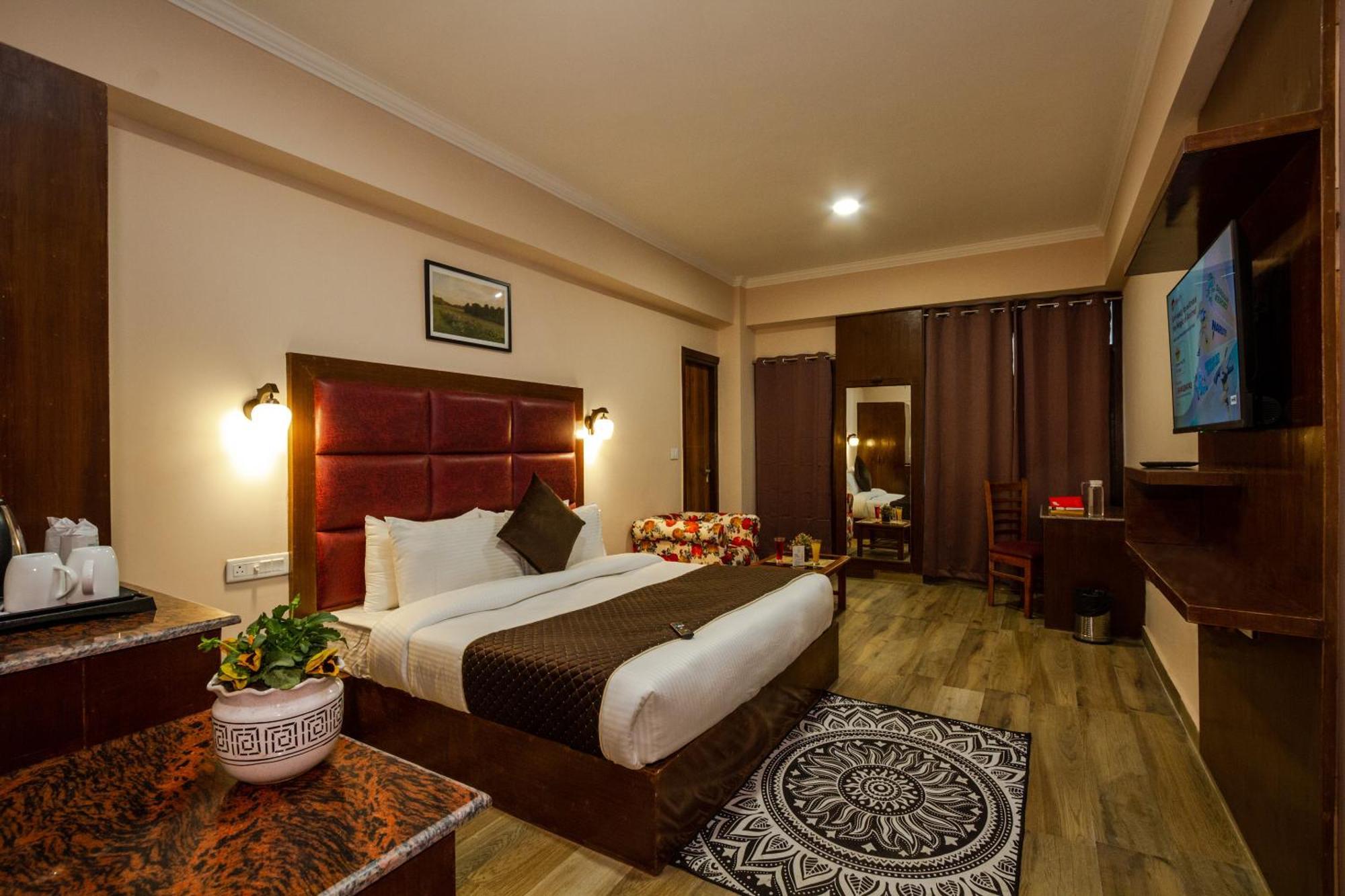The Spruce Mansion Hotell Manāli Eksteriør bilde